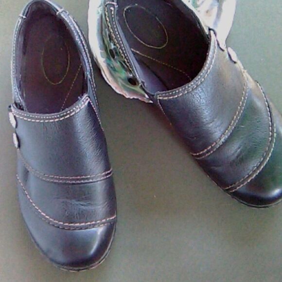 Clarks Black Leather Slip Ons - Picture 10 of 10